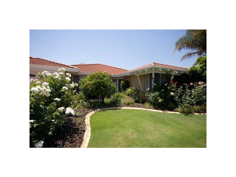 16 Derwent Crescent, Success WA 6164