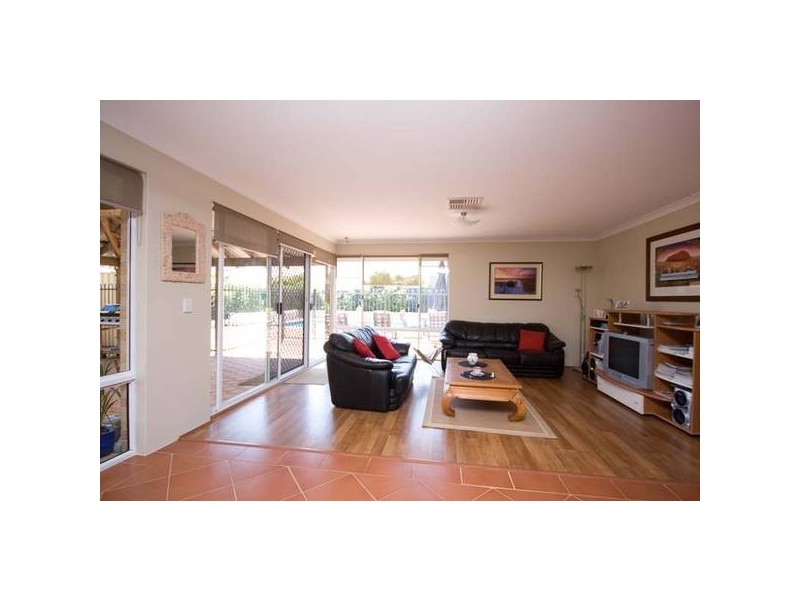 16 Derwent Crescent, Success WA 6164