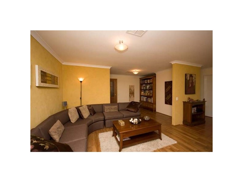 16 Derwent Crescent, Success WA 6164