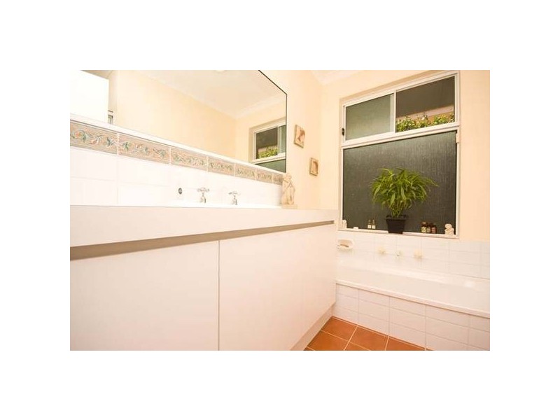 16 Derwent Crescent, Success WA 6164