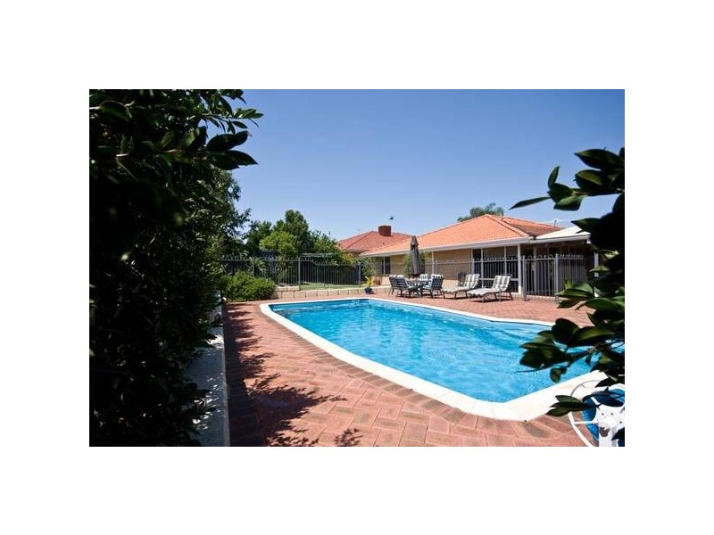 16 Derwent Crescent, Success WA 6164
