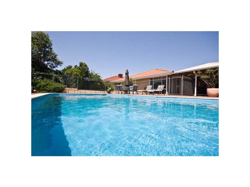16 Derwent Crescent, Success WA 6164