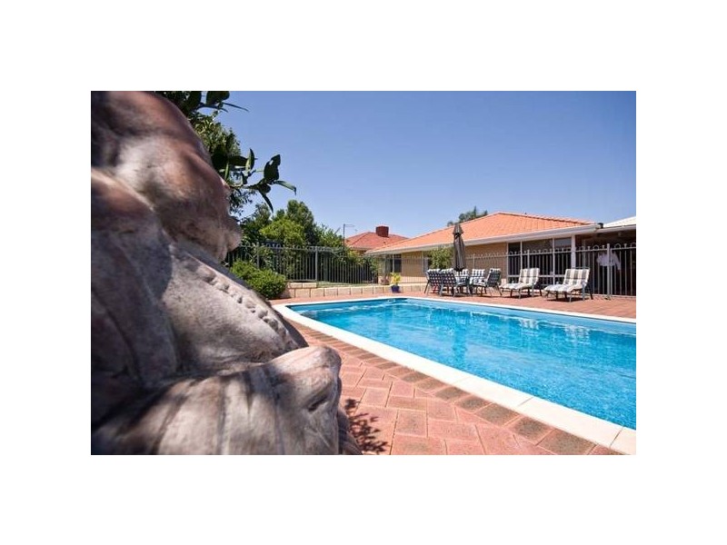 16 Derwent Crescent, Success WA 6164