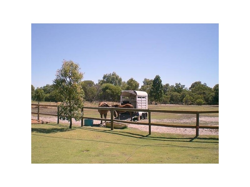 142 Country Drive, Oakford WA 6121