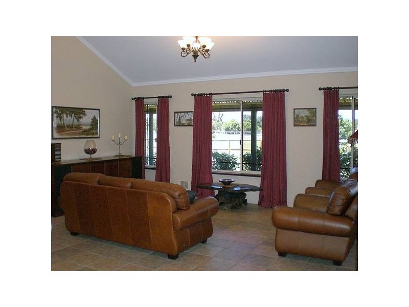 142 Country Drive, Oakford WA 6121