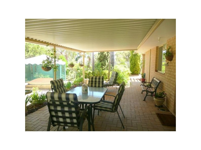 2b Blackthorne Crescent, South Lake WA 6164