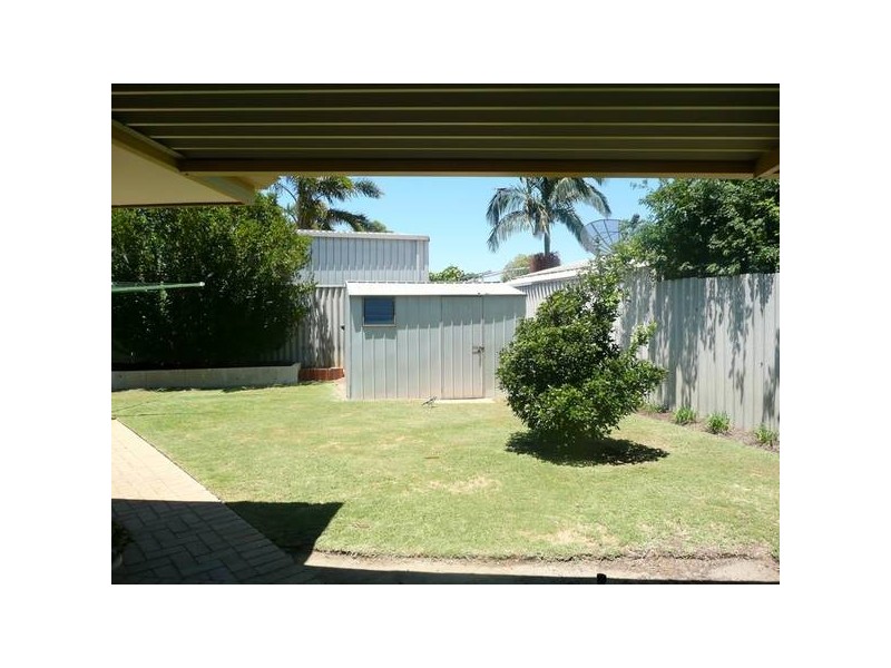 2b Blackthorne Crescent, South Lake WA 6164