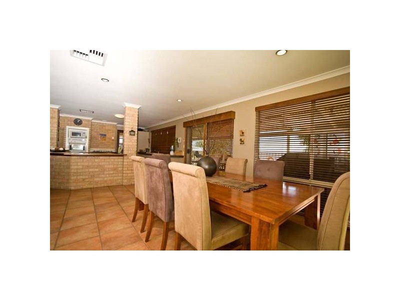 8 Derwent Crescent, Success WA 6164