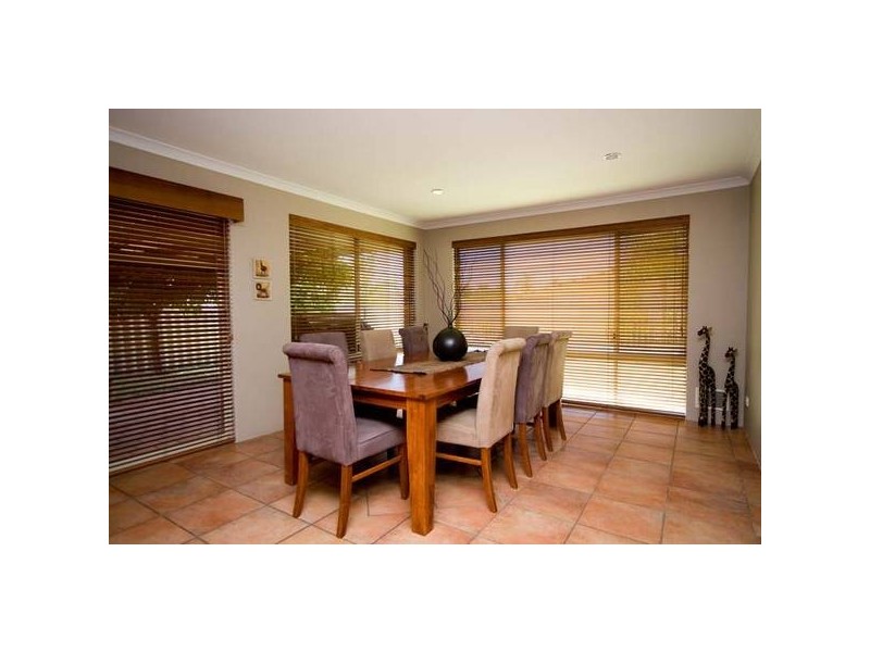 8 Derwent Crescent, Success WA 6164
