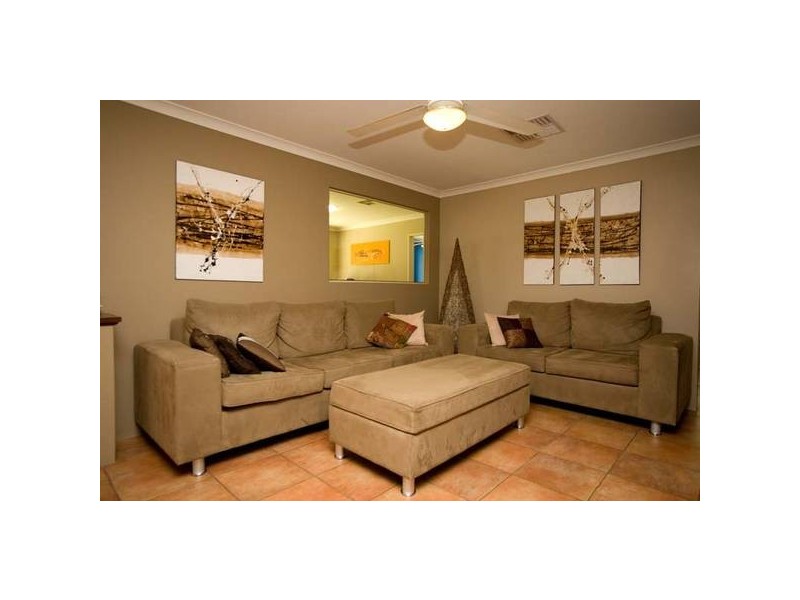 8 Derwent Crescent, Success WA 6164