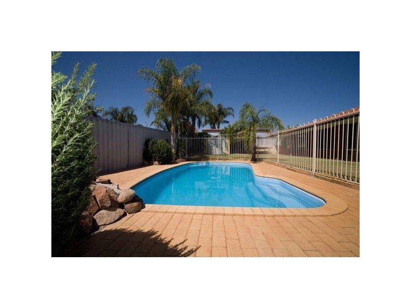 8 Derwent Crescent, Success WA 6164