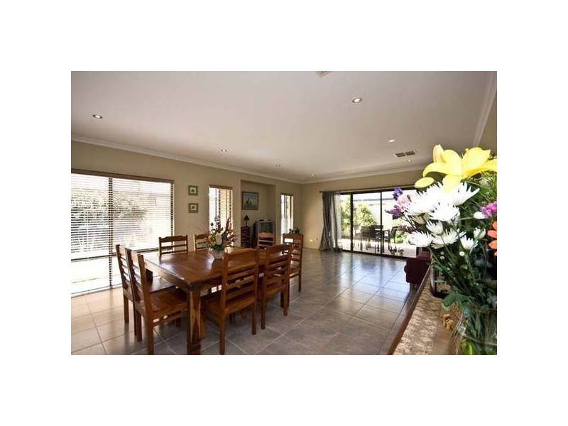 25 Murrumbidgee Drive, Hammond Park WA 6164