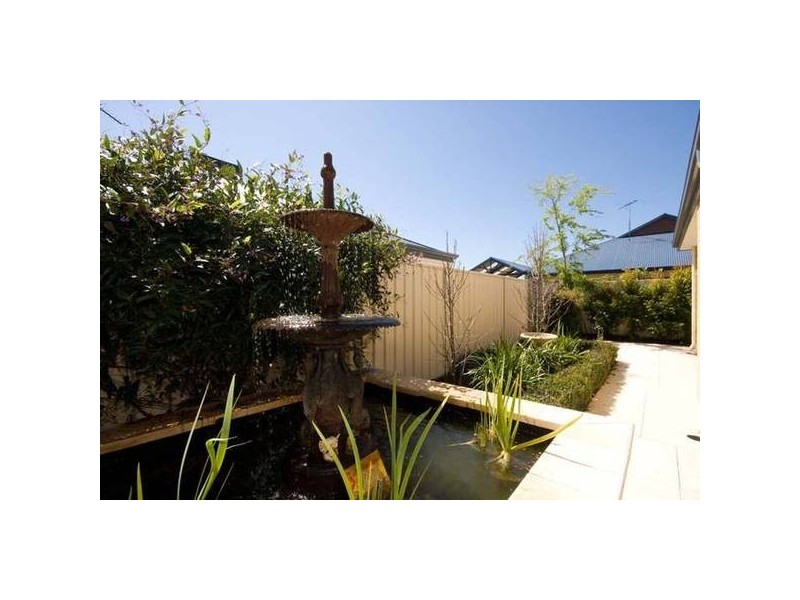 25 Murrumbidgee Drive, Hammond Park WA 6164