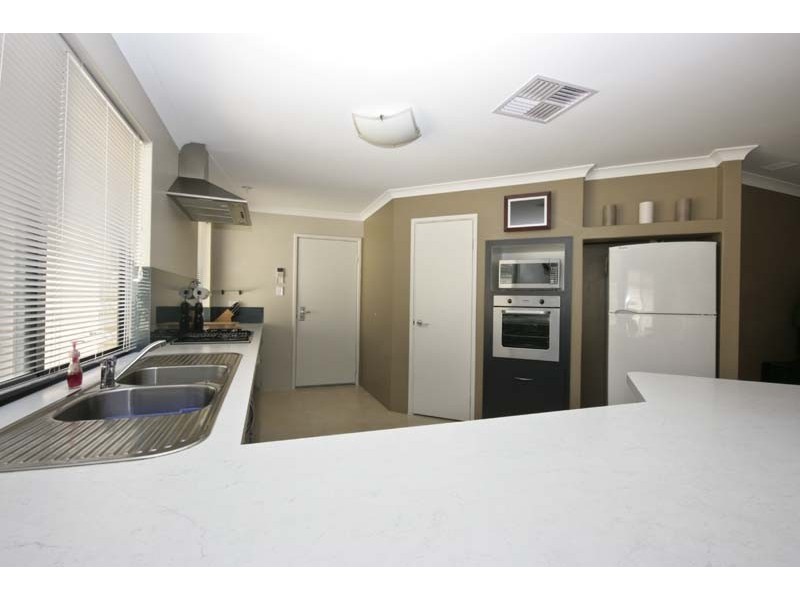 21 Plumwood Avenue, Hammond Park WA 6164