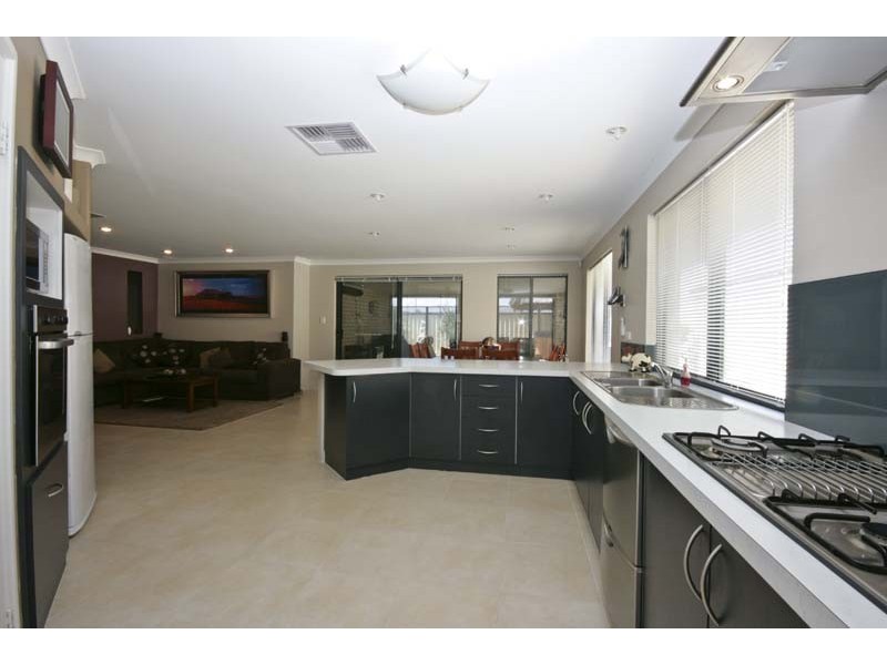 21 Plumwood Avenue, Hammond Park WA 6164