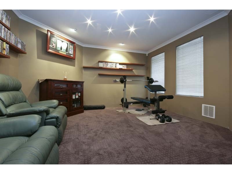 21 Plumwood Avenue, Hammond Park WA 6164