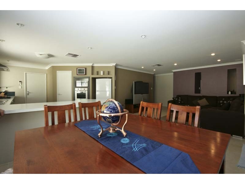 21 Plumwood Avenue, Hammond Park WA 6164