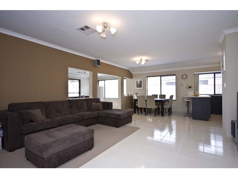 14 Panton Drive, Success WA 6164