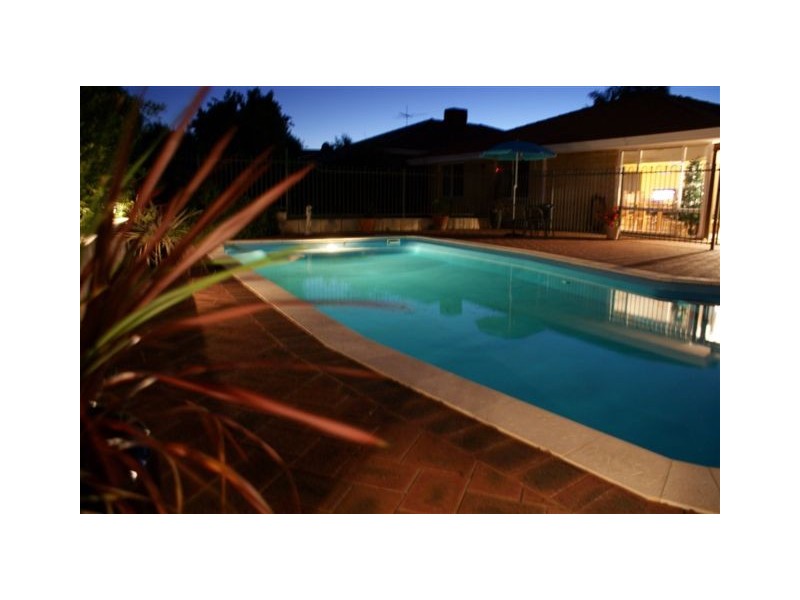 16 Derwent Crescent, Success WA 6164