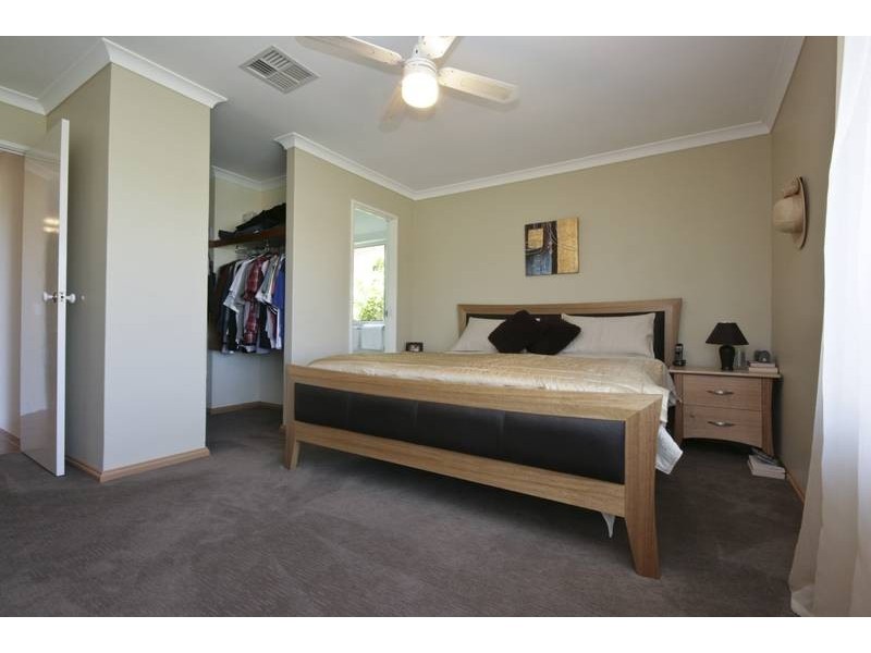 16 Derwent Crescent, Success WA 6164