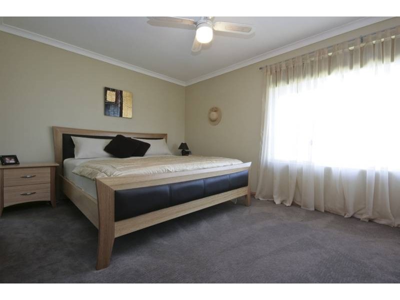 16 Derwent Crescent, Success WA 6164