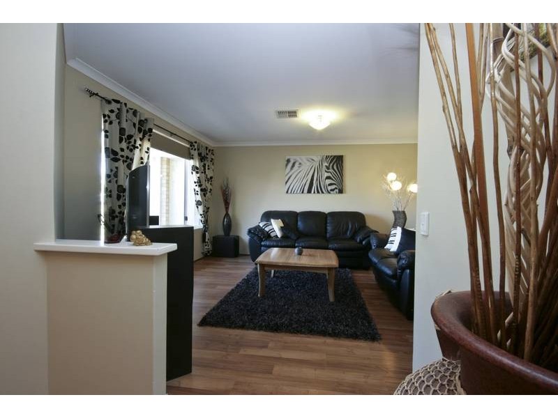 16 Derwent Crescent, Success WA 6164