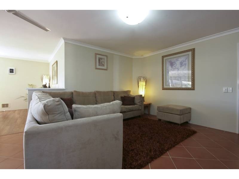 16 Derwent Crescent, Success WA 6164
