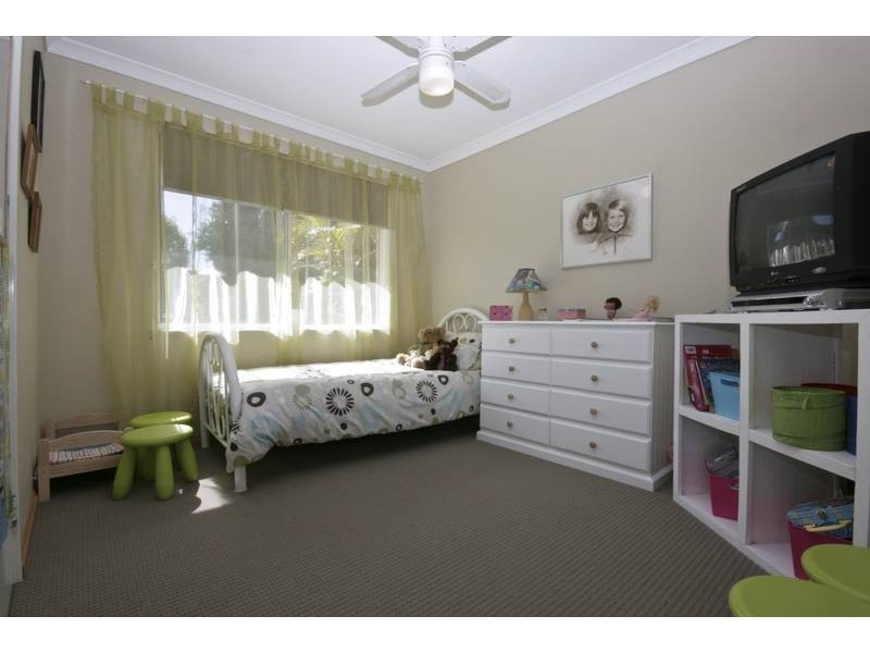 16 Derwent Crescent, Success WA 6164