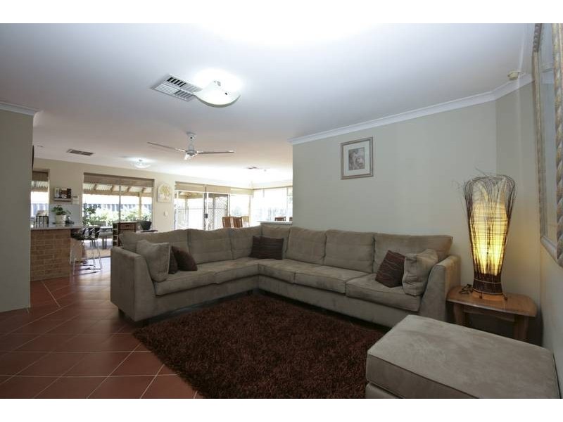 16 Derwent Crescent, Success WA 6164