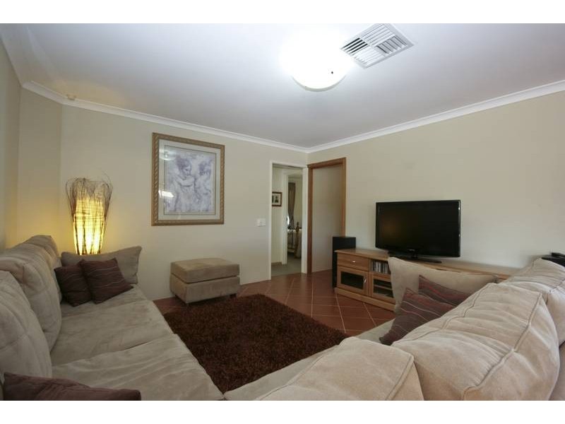 16 Derwent Crescent, Success WA 6164