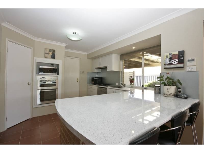 16 Derwent Crescent, Success WA 6164