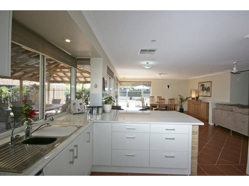 16 Derwent Crescent, Success WA 6164