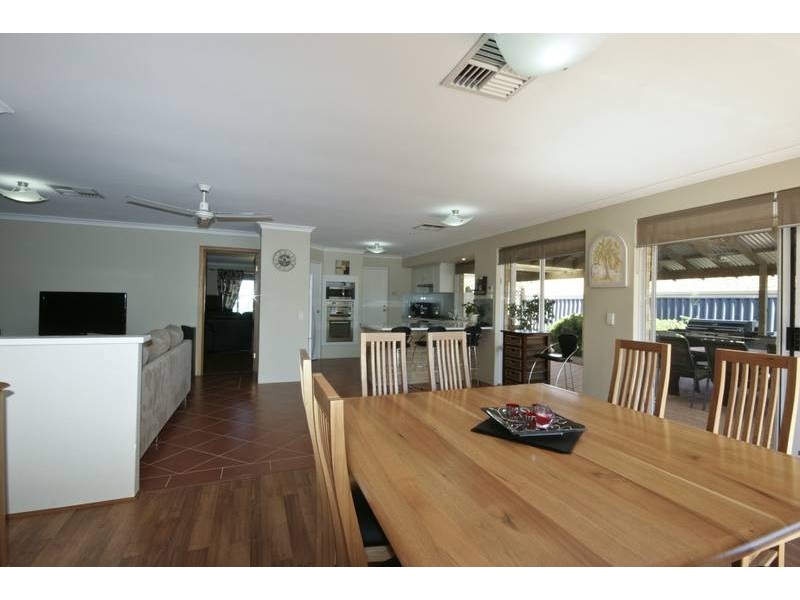 16 Derwent Crescent, Success WA 6164