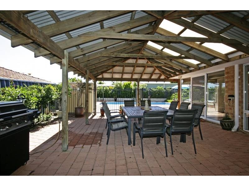 16 Derwent Crescent, Success WA 6164
