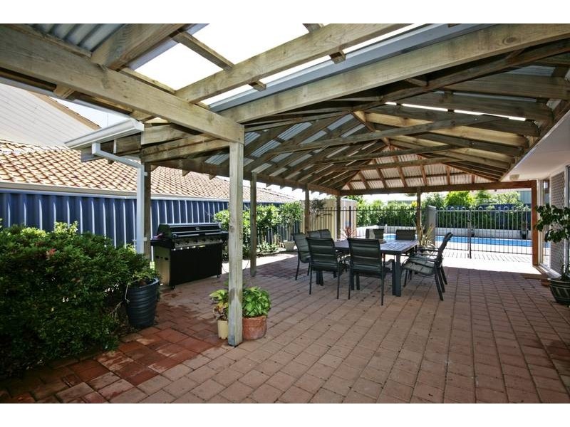 16 Derwent Crescent, Success WA 6164