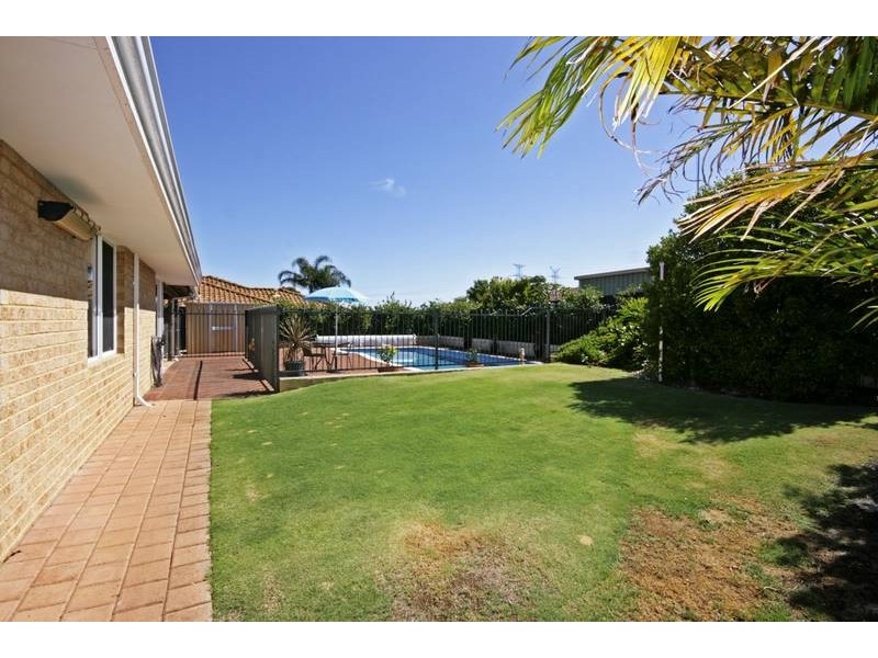 16 Derwent Crescent, Success WA 6164
