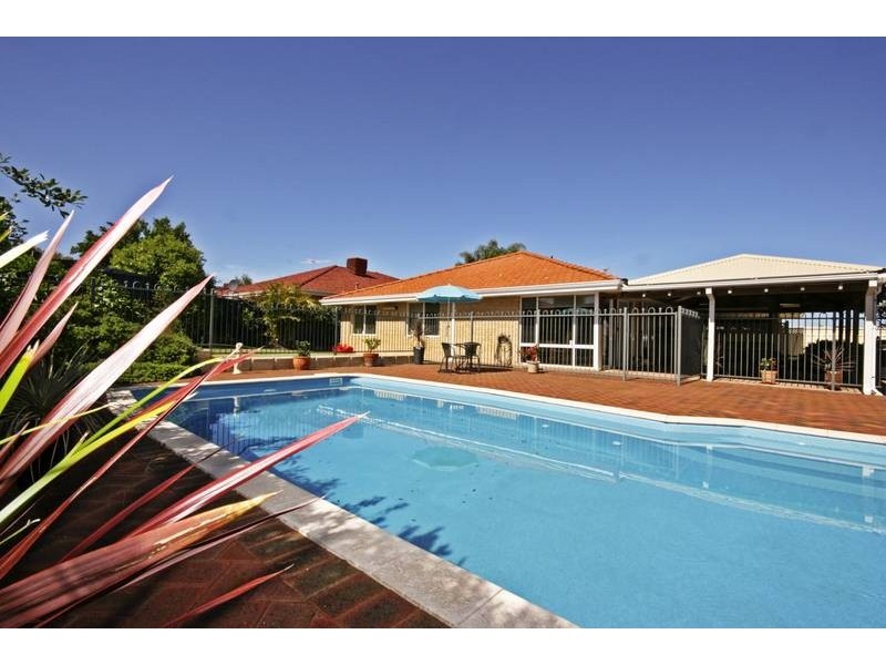 16 Derwent Crescent, Success WA 6164