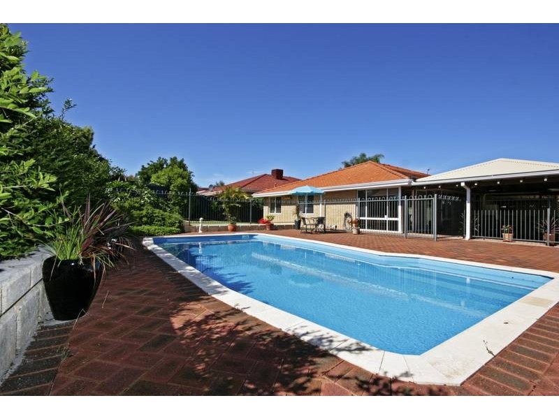 16 Derwent Crescent, Success WA 6164