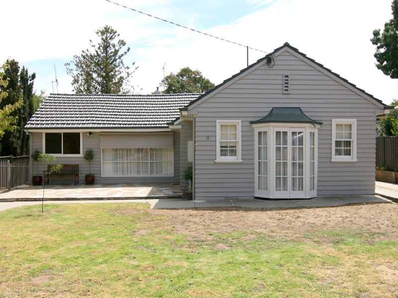 11 Bendigo Crescent, Flora Hill VIC 3550