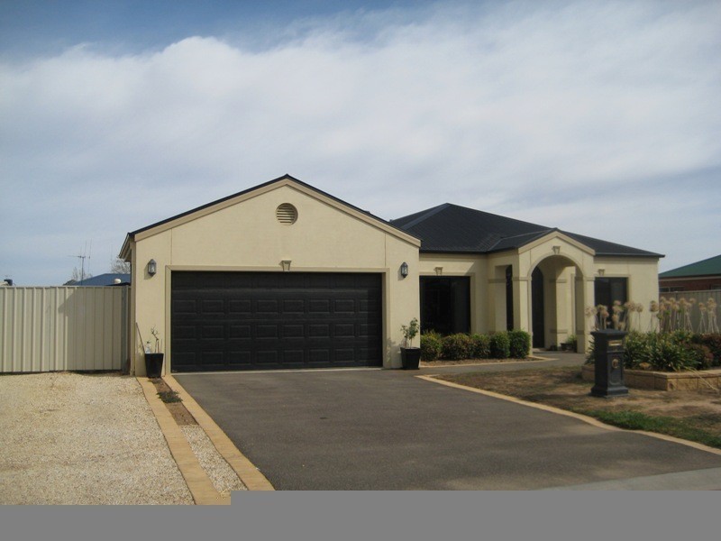 12 Julian Court, Epsom VIC 3551