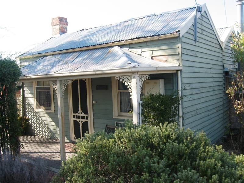 8 Thompson Street, Long Gully VIC 3550