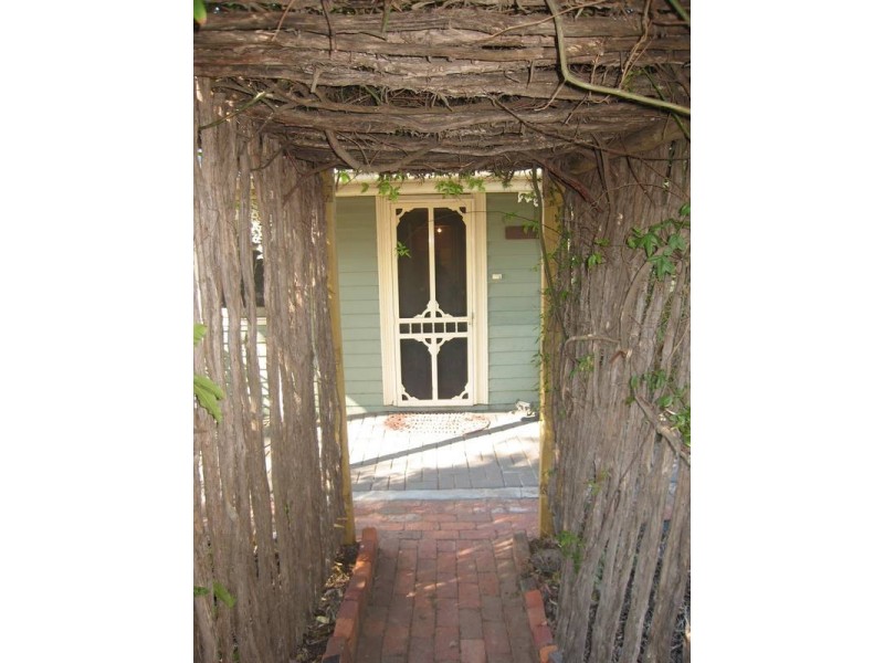 8 Thompson Street, Long Gully VIC 3550