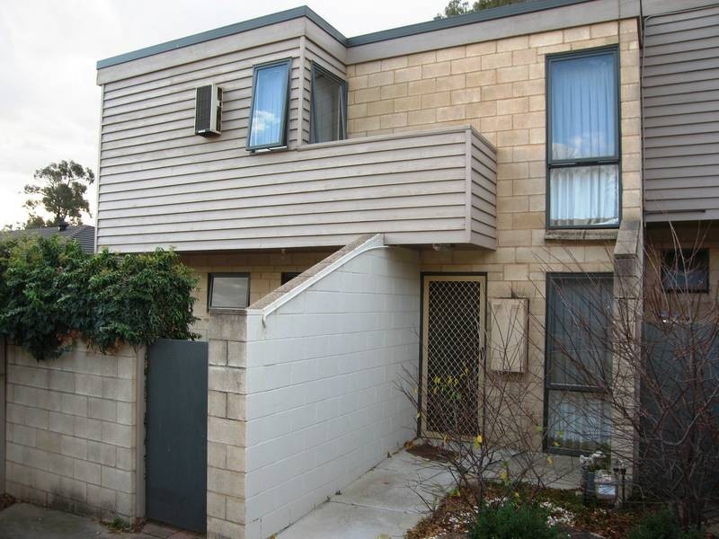 2/8 Heyington Place, Strathdale VIC 3550