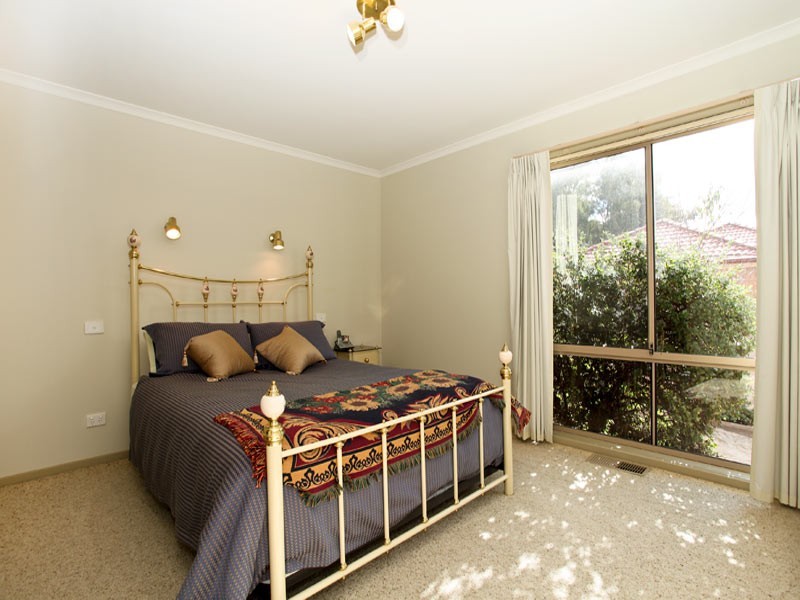 2/8 Langford Court, Strathdale VIC 3550