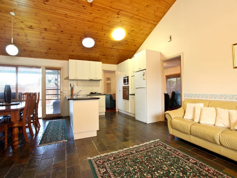 16 Sherwood Drive, Flora Hill VIC 3550