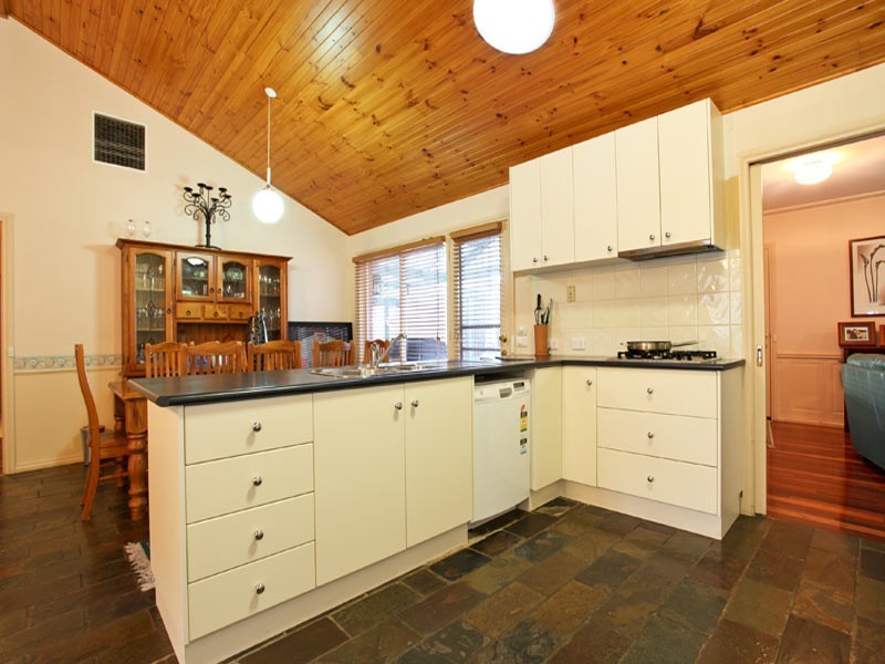 16 Sherwood Drive, Flora Hill VIC 3550