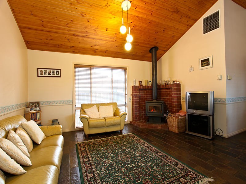 16 Sherwood Drive, Flora Hill VIC 3550