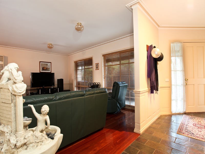 16 Sherwood Drive, Flora Hill VIC 3550