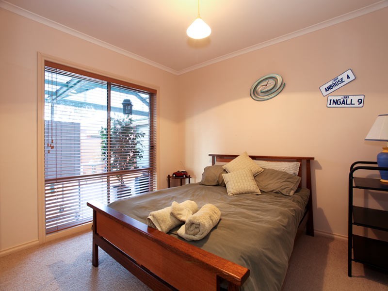 16 Sherwood Drive, Flora Hill VIC 3550