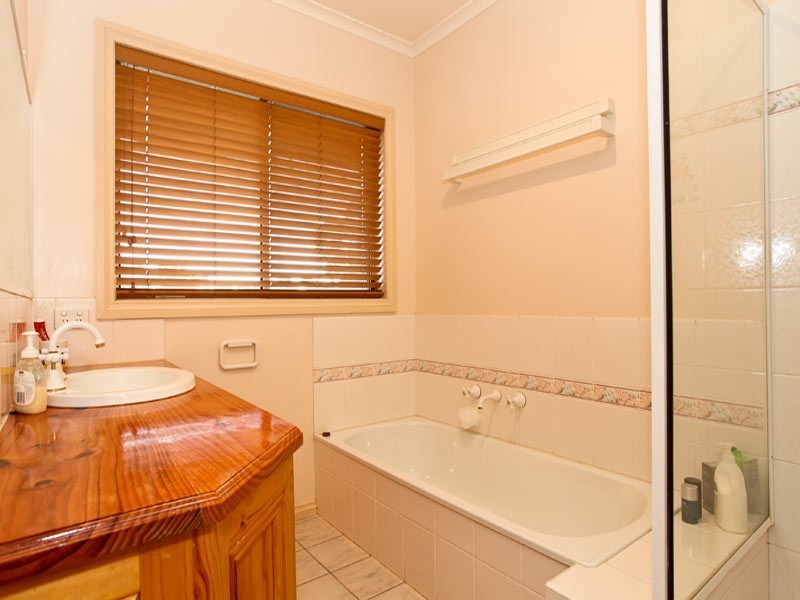 16 Sherwood Drive, Flora Hill VIC 3550